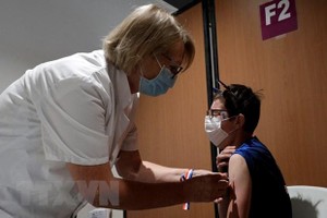 Nhân viên y tế tiêm vaccine ngừa COVID-19 cho người dân tại Paris, Pháp ngày 23/6/2021. (Ảnh: AFP/TTXVN)