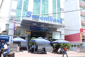 Mặc dù hệ thống ngân hàng ở tỉnh Khánh Hòa vẫn tiếp tục hoạt động, nhưng số lượng khách hàng đến giao dịch rất ít. (Ảnh: Tiên Minh/TTXVN)