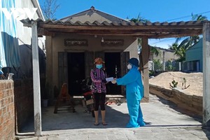 Hoài Nhơn hỗ trợ khẩn cấp cho các gia đình khó khăn do cách ly.