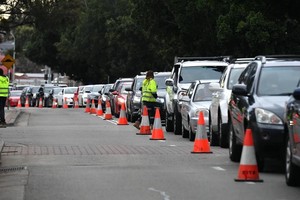 Người dân xếp hàng dài chờ được xét nghiệm Covid-19 tại khu vực Fairfield vào chiều tối 13/7. Ảnh: AAP.