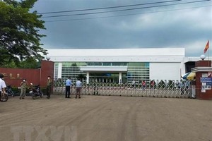 Lực lượng chức năng phong tỏa công ty Freewell trong chiều tối 14/7. (Nguồn: TTXVN phát).