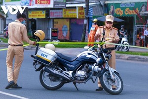 Lực lượng chức năng giăng dây, kiểm soát chặt người ra vào và tuyên truyền, nhắc nhở người dân hạn chế ra đường khi không cần thiết.