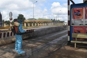 Lực lượng y tế huyện Đắk R’lấp tổ chức khử khuẩn tại chốt kiểm soát dịch Cai Chanh, huyện Đắk R’lấp (Đắk Nông). (Ảnh: Nguyên Dung/TTXVN).