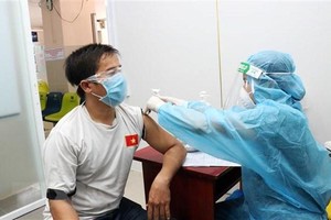 Từ ngày 22/7, Thành phố Hồ Chí Minh triển khai tiêm vaccine trên diện rộng với 930.000 liều được phân bổ. (Ảnh: Xuân Khu/TTXVN).