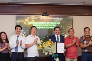 Ông Vũ Văn Thắng – Chủ tịch HĐQT trao Quyết định bổ nhiệm và Lãnh đạo PVI Holdings tặng hoa chúc mừng ông Trịnh Anh Tuấn.