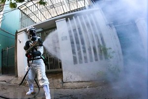 Phun thuốc khử khuẩn các khu vực có nguy cơ cao lây nhiễm COVID-19. (Ảnh minh họa: TTXVN).