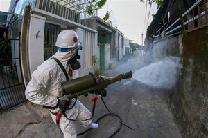 Phun thuốc khử khuẩn các khu vực có nguy cơ cao lây nhiễm COVID-19. Ảnh minh họa. (Ảnh: Trần Lê Lâm/TTXVN).