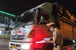 Các tài xế chở hàng hóa thiết yếu sẽ phải xuất trình phiếu xét nghiệm âm tính còn thời hạn để được lưu thông theo "luồng xanh".