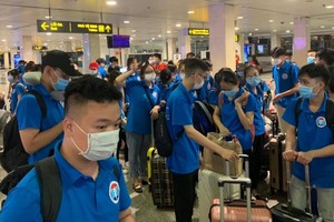 Sinh viên Đại học Kỹ Thuật Y tế Hải Dương đến Bình Dương hỗ trợ dập dịch.