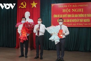 Ông Trần Lưu Quang, Bí thư Thành ủy Hải Phòng trao Quyết định và tặng hoa ông Phạm Văn Thép, tân Bí thư Huyện ủy Thủy Nguyên (ngoài cùng bên trái).