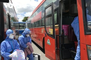 Các công dân Bình Thuận lên xe tại bến xe Miền Đông.