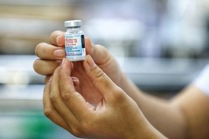 Cận cảnh vaccine Moderna sẽ tiêm cho người dân. (Ảnh: Thành Đạt/TTXVN).