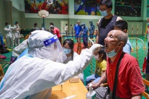 Giới chức Trung Quốc thừa nhận Delta là nguyên nhân gây ra đợt bùng phát Covid-19 hiện nay ở nước này (Ảnh: Tân Hoa Xã).