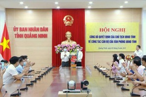 Tân Chánh Văn phòng UBND tỉnh Quảng Ninh Phạm Hồng Biên nhận Quyết định.