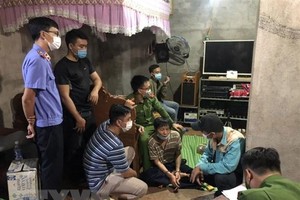 Đối tượng Sơn bị bắt quả tang khi đang nhận tiền. (Ảnh: TTXVN phát).