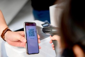 Việc cho phép đăng ký trước thông qua ứng dụng điện thoại giúp hạn chế tương tác giữa người đi tiêm và người phụ trách xác nhận thông tin, tiết giảm bước nhập liệu so với cách làm thông thường.