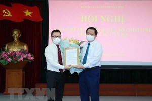 Bí thư Trung ương Đảng, Trưởng Ban Tuyên giáo Trung ương Nguyễn Trọng Nghĩa trao quyết định Phó Trưởng Ban Tuyên giáo Trung ương cho đồng chí Lê Quốc Minh. (Ảnh: Phương Hoa/TTXVN).