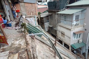 Bờ kè sụt lún, gây ảnh hưởng nhà dân trên đường Phan Bội Châu, Đà Lạt. Ảnh minh họa.