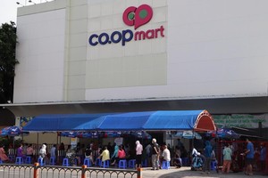 Người dân xếp hàng chờ đến lượt vào siêu thị Co.op Mart Phan Văn Trị, quận Gò Vấp (Ảnh: Hồng Phúc).