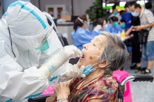 Nhân viên y tế lấy mẫu xét nghiệm COVID-19 cho người dân tại Vũ Hán, Trung Quốc, ngày 3/8/2021. (Ảnh: THX/TTXVN).