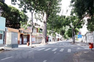 Người dân Thành phố Hồ Chí Minh nghiêm túc thực hiện Chỉ thị 16/CT-TTg. (Ảnh: Xuân Khu/TTXVN).