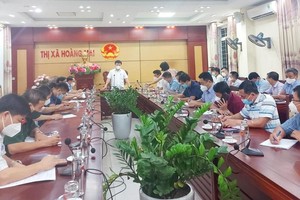 Phó Chủ tịch UBND tỉnh Nghệ An làm việc với thị xã Hoàng Mai trong đêm.