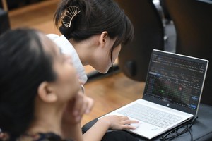 Cổ phiếu ngân hàng có thể giảm sức hấp dẫn vì nguy cơ nợ xấu tăng và lãi suất cho vay giảm. Ảnh: Dũng Minh.