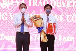 Ông Nguyễn Hải Ninh, Bí thư Tỉnh ủy Khánh Hòa trao quyết định cho ông Hồ Văn Mừng.