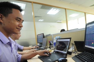 Bám vào dòng tiền để đầu tư ngắn hạn đòi hỏi sự nhanh nhạy và rủi ro cao hơn. Ảnh: Dũng Minh.