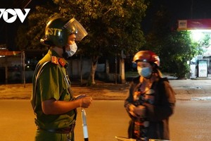 Lực lượng chức năng ở TP.Phan Thiết kiểm tra giấy tờ liên quan đối với người ra đường vào đêm khuya.