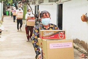 TPHCM đang huy động mọi nguồn lực và sẽ hỗ trợ cho tất cả những người dân rơi vào hoàn cảnh khó khăn, không để ai đói khổ, thiếu ăn, thiếu mặc.