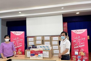 Đại diện DCL trao tăng thuốc Panalgan 500 và m-Rednison 16 cho Sở Y tế Tp Hồ Chí Minh.