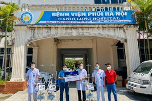 Tập đoàn Công nghệ CMC trao tặng cho Bệnh viện Phổi Hà Nội 3 máy thở oxy dòng cao HFNC trị giá 1 tỷ đồng.