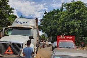 Hiện trường vụ tai nạn xảy ra tại xã Vũ Bình, huyện Lạc Sơn (Hòa Bình), chiều 23/8/2021. (Nguồn: laodong.vn).