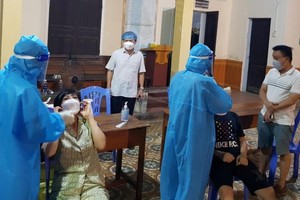 Lực lượng chức năng lấy mẫu xét nghiệm Covid-19.