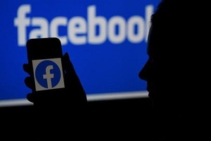 Biểu tượng Facebook trên màn hình smartphone. (Ảnh: AFP/TTXVN).