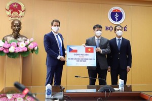 Việt Nam tiếp nhận hơn 250.000 liều vaccine COVID-19 do Séc trao tặng.