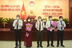 Ông Trần Phước Sơn (thứ 2 từ phải sang) và bà Ngô Thị Kim Yến (thứ 2 từ trái sang) nhận hoa chúc mừng từ các lãnh đạo Thành ủy, HĐND, UBND thành phố Đà Nẵng. (Ảnh: Quốc Dũng/TTXVN).