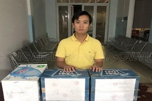 Đối tượng Trịnh Đình Hải và tang vật tại Cơ quan công an. (Ảnh: TTXVN phát).