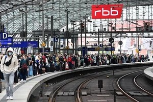 Hành khách chờ đợi tại nhà ga tàu hỏa ở Berlin. (Ảnh: AFP/TTXVN).