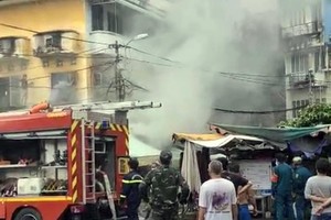 Cảnh sát PCCC đã dập tắt lửa kịp thời, giải cứu thành công một cụ bà bị ngạt khói, mắc kẹt trong đám cháy.