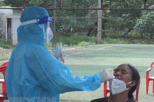 Test COVID-19 tại huyện biên giới tỉnh Bình Phước. (Ảnh: K GỬIH/TTXVN).