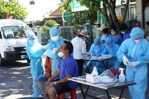 Lực lượng y tế lấy mẫu xét nghiệm COVID-19. (Ảnh: Phước Tuệ/TTXVN).