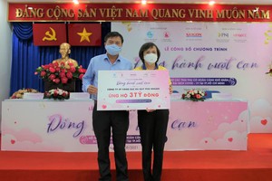Bà Cao Thị Ngọc Dung, Chủ tịch HĐQT PNJ trao số tiền 3 tỷ đồng hỗ trợ các thai phụ.