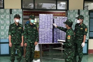 Tang vật đối tượng vứt lại hiện trường. (Ảnh: TTXVN phát).