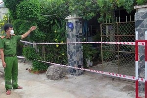 Lực lượng chức năng nhắc nhở người dân trong khu phong tỏa tại thành phố Tuy Hòa thực hiện quy định phòng dịch COVID-19. (Ảnh: Xuân Triệu/TTXVN).