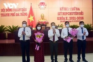 Lãnh đạo thành phố Đà Nẵng tặng hoa 2 Phó Chủ tịch UBND thành phố vừa được bầu (từ trái qua: Bà Ngô Thị Kim Yến và ông Trần Phước Sơn - người thứ tư). (Ảnh ngày 1/9/2021).
