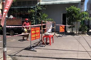 Tiếp tế lương thực cho người dân trong khu vực bị phong tỏa tại tổ 18, khu vực 4, phường Hải Cảng, Quy Nhơn. (Ảnh: Nguyên Linh/TTXVN).