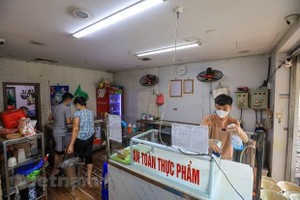Nhiều hàng quán dọn dẹp sẵn sàng để bán mang về. (Ảnh: Minh Sơn/Vietnam+).