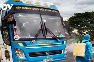 Lực lượng chức năng phun thuốc khử khuẩn xe Đăng Nhân sau khi phát hiện tài xế mắc Covid-19.